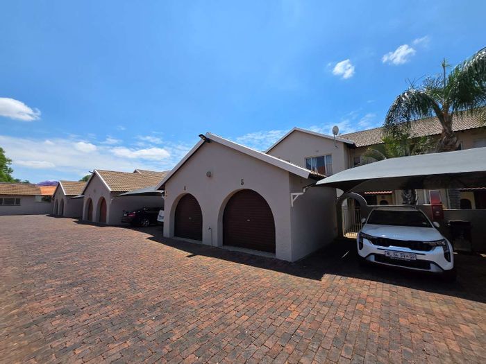 Fairland Townhouse To Rent: 3 beds, pet-friendly, secure complex, garage, garden.