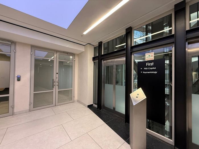 Office To Rent in Sandhurst: 269m², fiber internet, secure location, prime access.