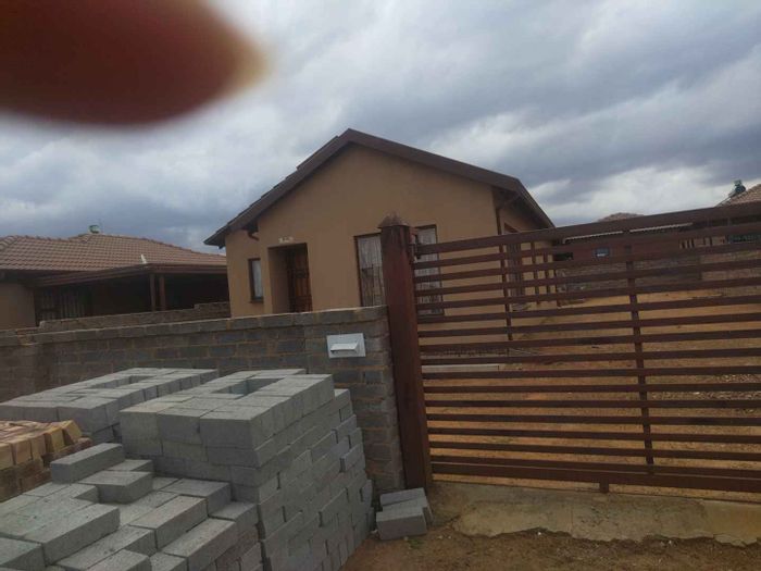 House for Sale in Soshanguve Ext: 3 bedrooms, secure, near schools and shopping.