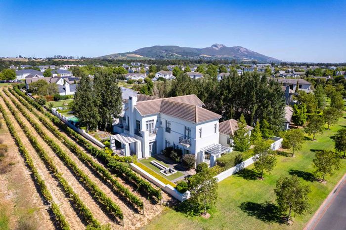 Val De Vie Estate House For Sale: Indoor-outdoor living, wine cellar, premium amenities.