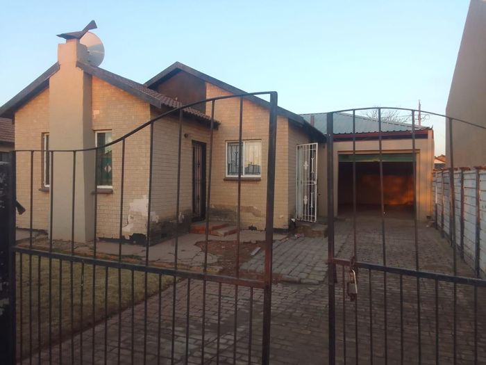 For Sale: House in Vosloorus Ext 9 with garage and potential for expansion.