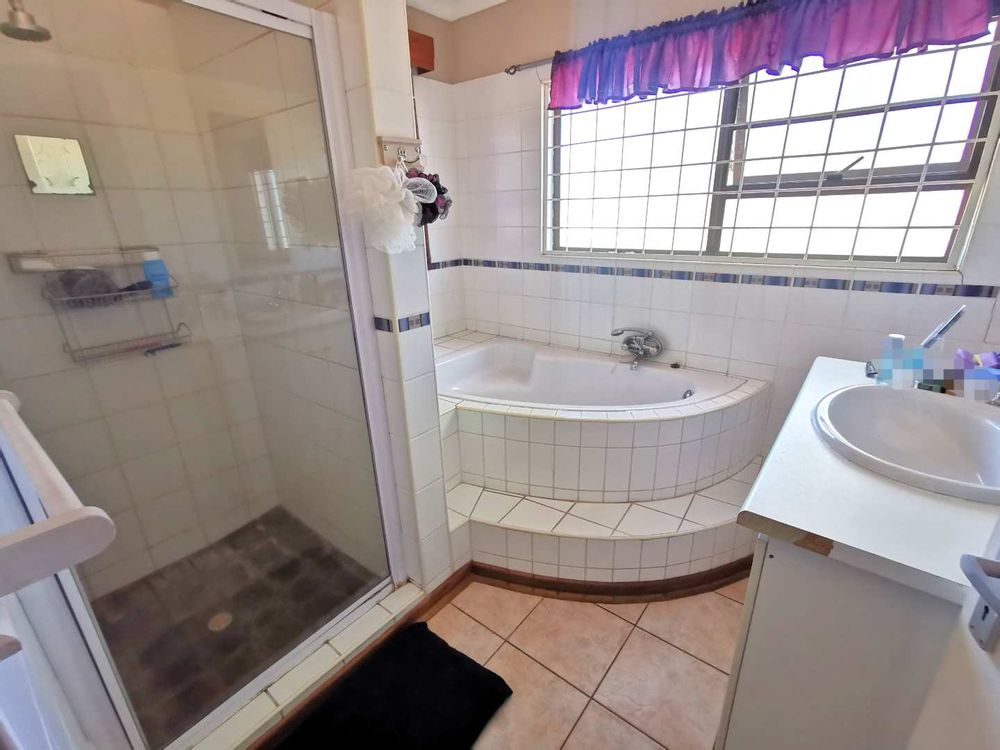 MAIN DWELLING - FAMILY BATHROOM 