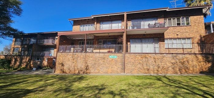 South Crest Townhouse For Sale: 3 bedrooms, balcony, garage, and communal gardens.
