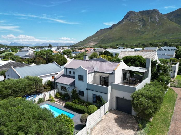 5-bedroom house in Vermont for sale with solar power, pool, and ocean views.