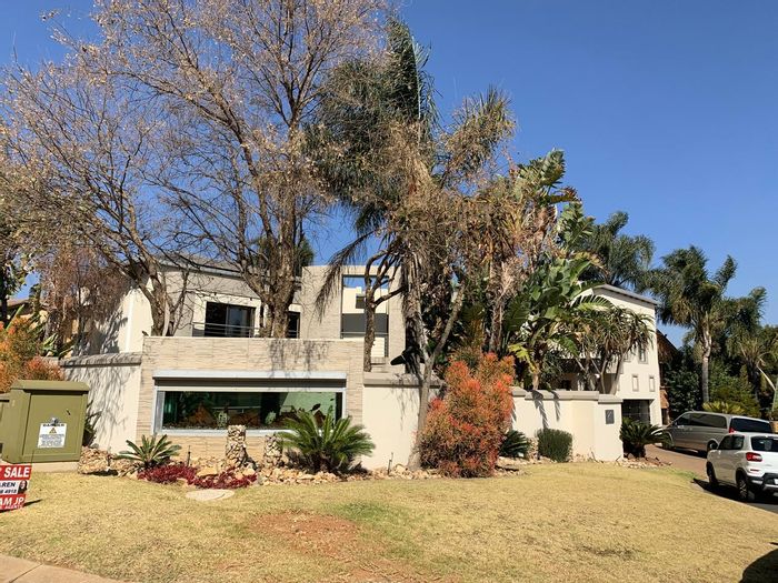 For Sale: House in Glen Marais with pool, solar power, and security features.