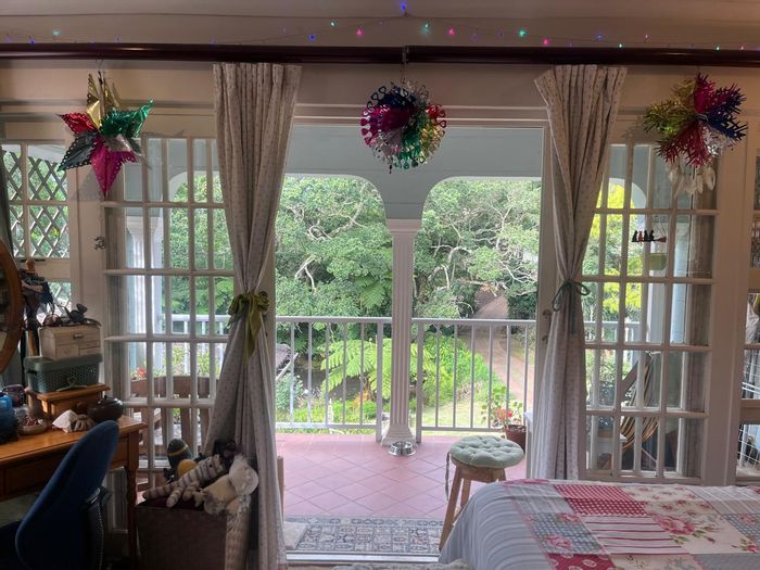 Kloof Central Apartment To Rent: Spacious studio, garden access, pet-friendly, secure.