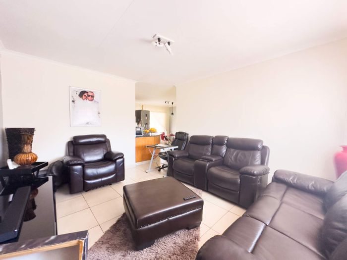 For Sale: Wapadrand Townhouse with 3 beds, private garden, and communal pool.