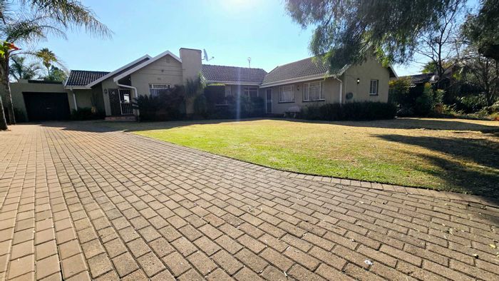 For Sale: House in Randhart with pool, granny flat, and solar energy system.