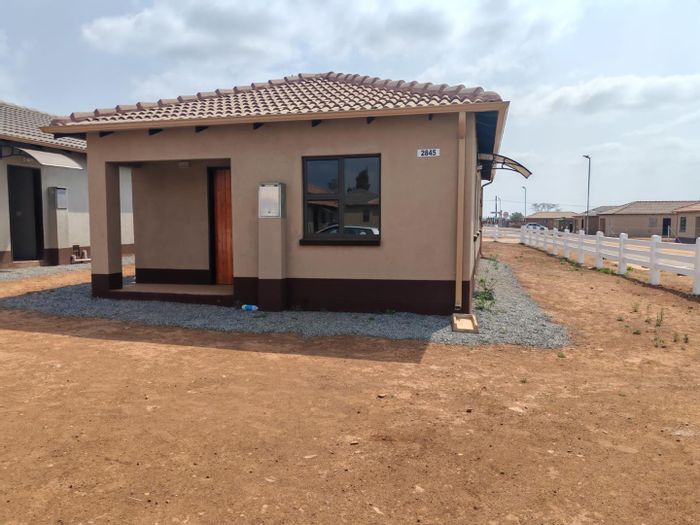 Dawn Park House For Sale: 3 Bedrooms, Open-Plan Lounge, Covered Patio, Spacious Yard.