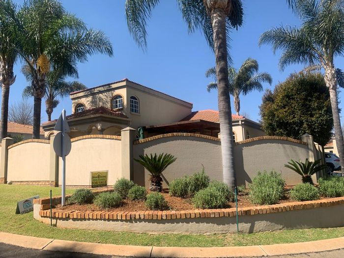 Glen Erasmia House For Sale: 3 bedrooms, garden oasis, 24/7 security, automated garage.