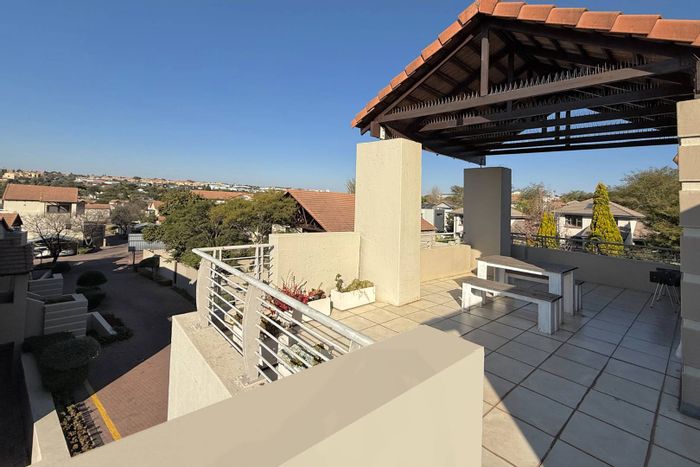 For Sale: Fourways Apartment with 3 Bedrooms, Loft, Clubhouse, and Pools.