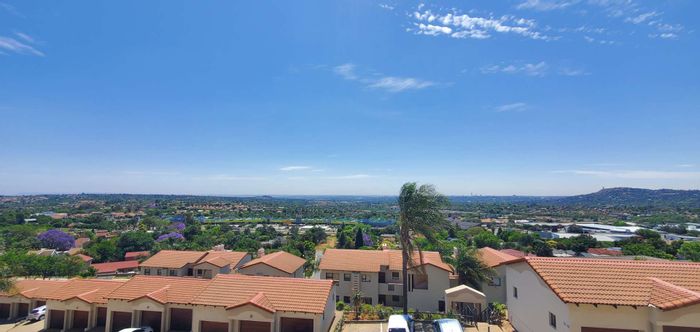 To Rent: Apartment in Roodepoort Central with balcony, pool, and clubhouse amenities.