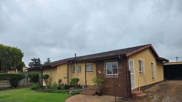 Dinwiddie House For Sale: Pool, spacious lounge, 3 bedrooms, great location.