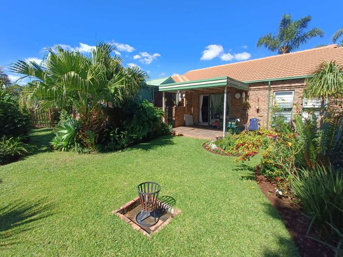 Townhouse For Sale in Die Hoewes: 2 beds, garden, double garage, pet-friendly.