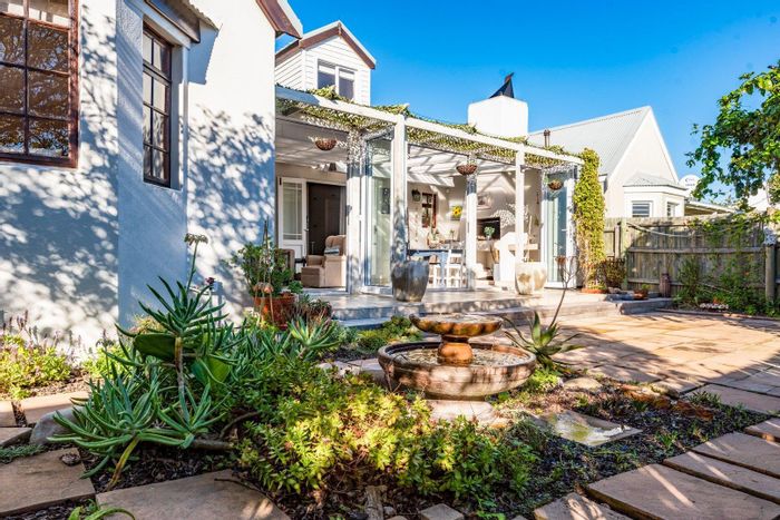 Charming House in Kommetjie Central, Steps from Beach and Secure Gated Community.