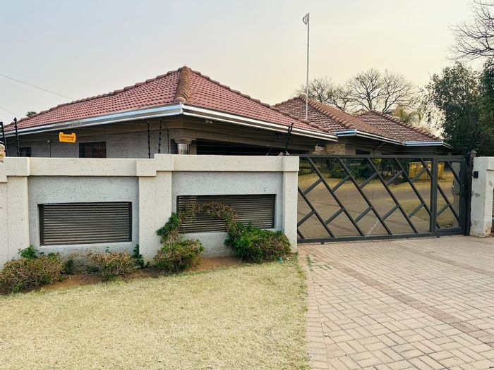 For Sale: House in Modimolle Rural with guest rooms and spacious yard.