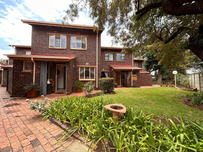 Brackenhurst Townhouse For Sale: 3 bedrooms, private courtyard, low-maintenance garden, secure complex.