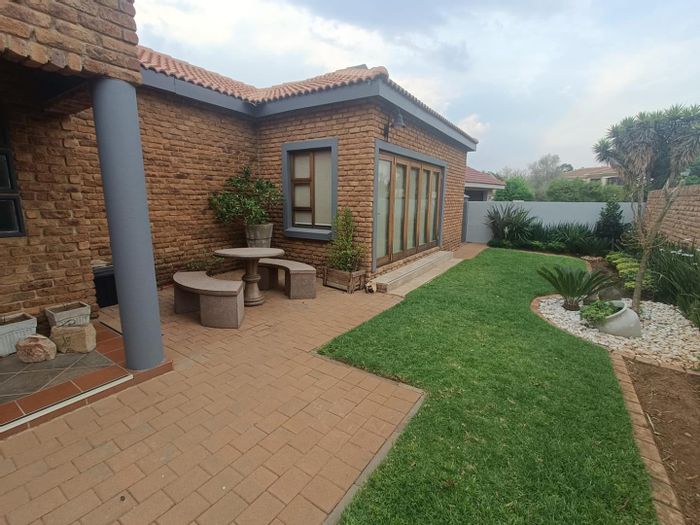 Clubview House For Sale: 4 beds, pool, braai area, solar panels, 24-hour security.