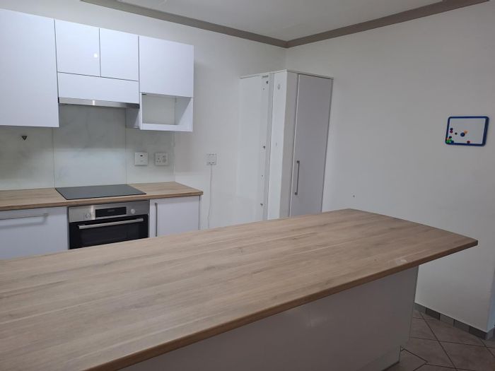 Townhouse To Rent in Avis: 3 bedrooms, home office, BBQ areas, and garage.