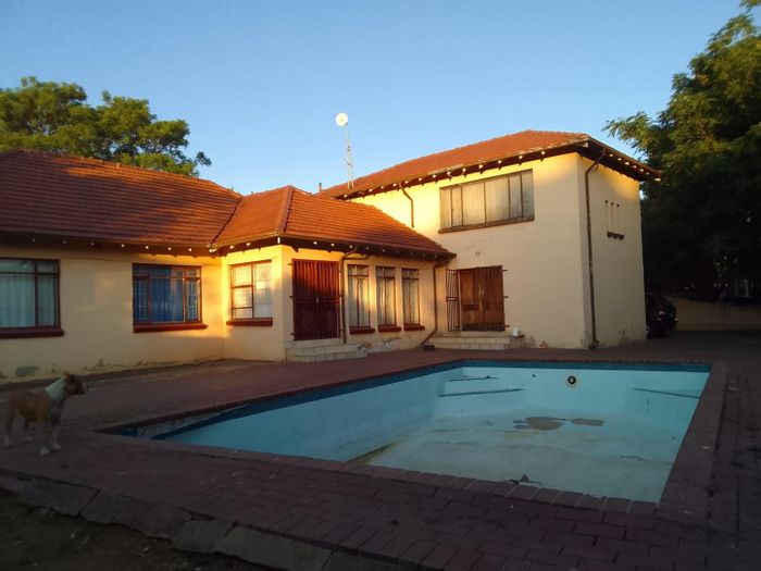 Lombardy East House For Sale: Three bedrooms, two bathrooms, plus income-generating flatlets.