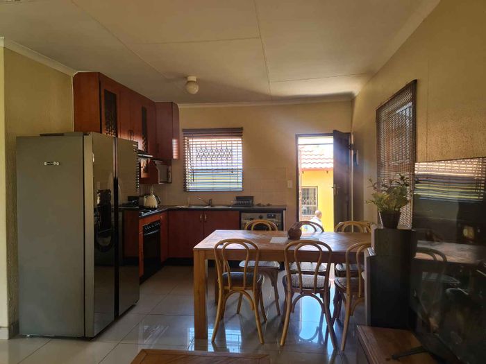 Property #2090990, House rental monthly in Heatherview