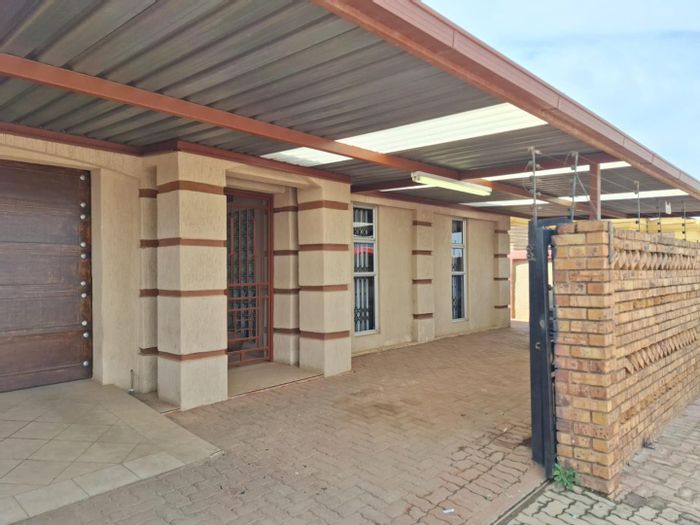 Chief A Luthuli Park Houses for sale