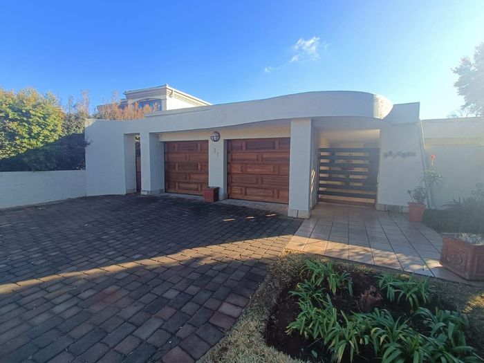 For Sale: House in Clubview with spacious patio, double garage, and low-maintenance garden.