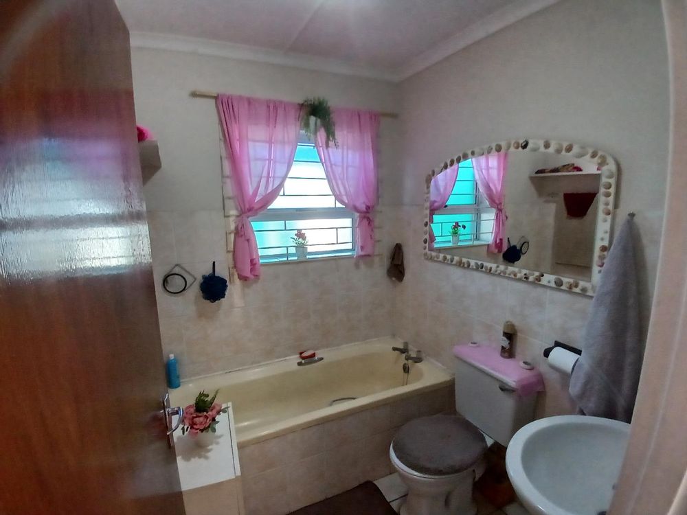 2nd/Main Bathroom (with bath).