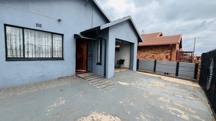 2-Bedroom House in Daveyton Ext 3 For Sale with Garage and Spacious Living Areas.