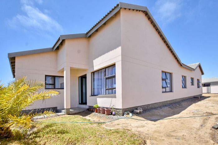 For Sale: House in Swakopmund Ext 14 with spacious courtyard and double garage.