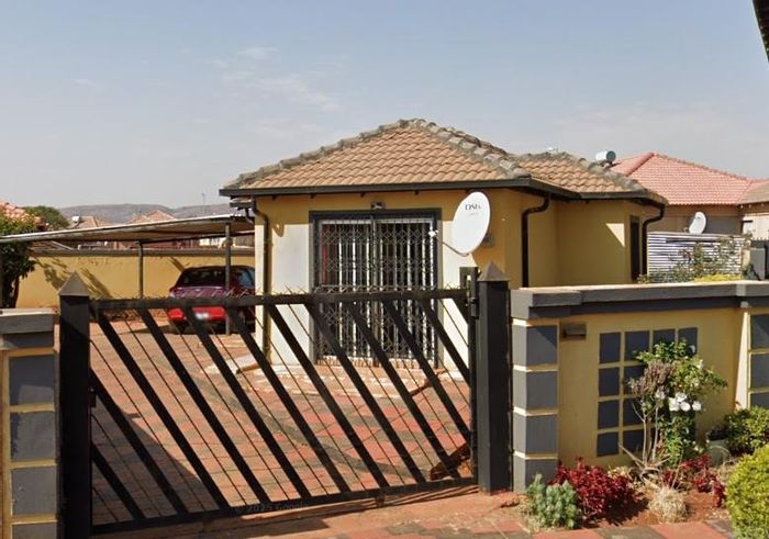 House For Sale in The Orchards: 3 beds, yard, close to amenities.