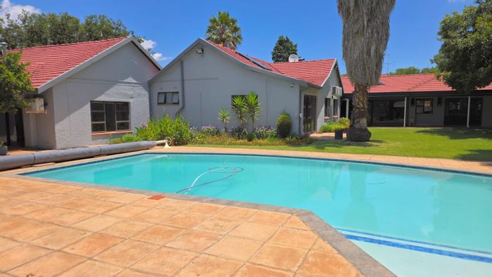 Bryanston East House For Sale: Spacious living, solar power, tennis court potential.
