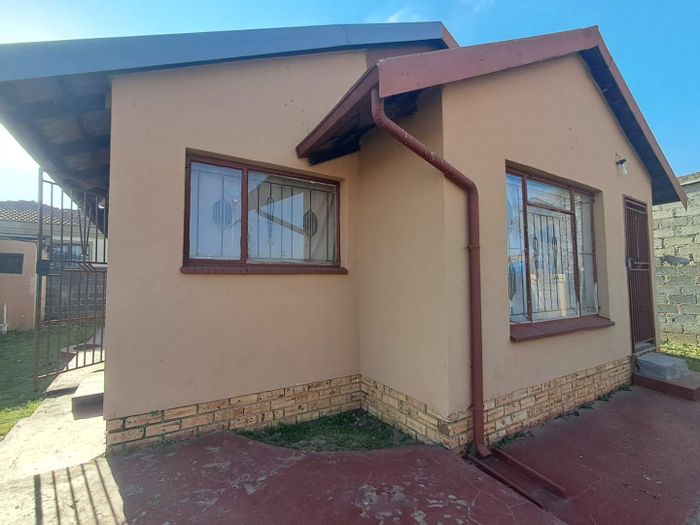 3-Bedroom House For Sale in Kaalfontein with expansive yard and extra structure.