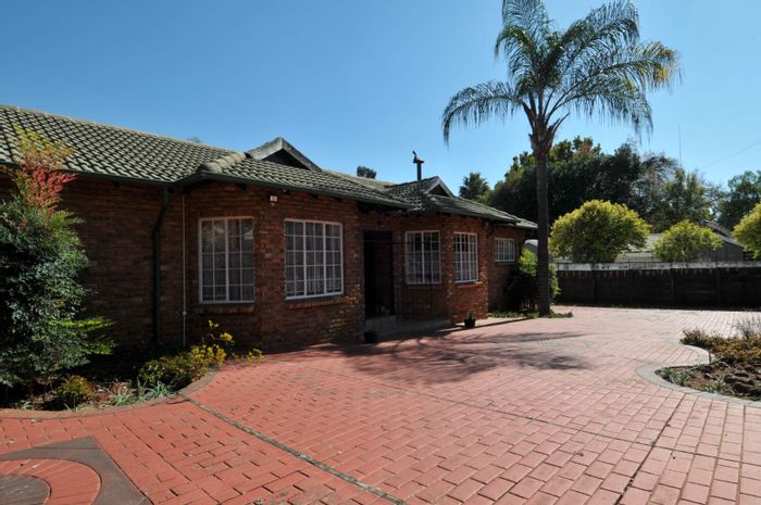 Menlyn House To Rent: Furnished rooms, en-suite baths, Wi-Fi, pool, secure living.
