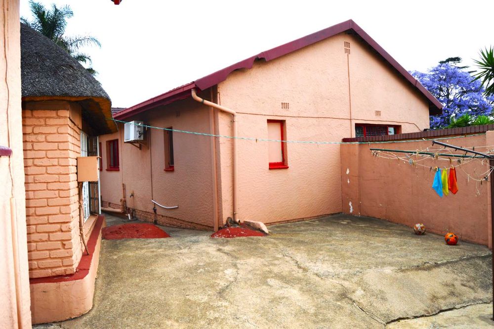 South Crest House For Sale Pool, entertainment area, and easy access