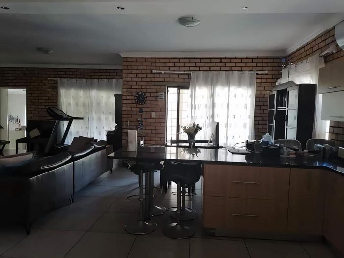 House for Sale in Auasblick: 4 beds, bachelor flat, pool, and security features.