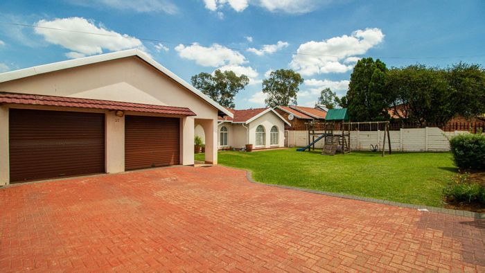 For Sale: House in Bakerton with 3 bedrooms, large backyard, and ample parking.