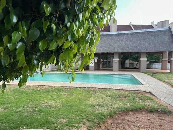 Sundowner Apartment To Rent: 1 Bed, Loft, Pool, Open Plan Living.