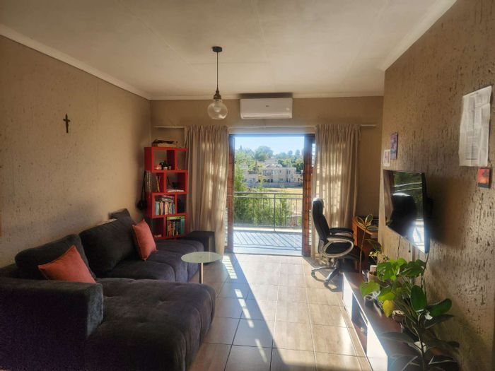 Apartment To Rent in Randpark Ridge: Pool, clubhouse, security, and scenic views.