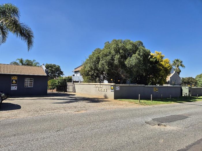 Bartlett Apartment For Sale: 3 Bedrooms, pool access, pet-friendly, secure complex.