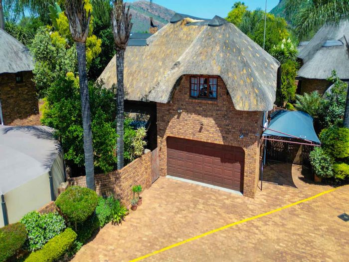 For Sale: House in Schoemansville with en-suite bedrooms, sauna, jacuzzi, and water tank.