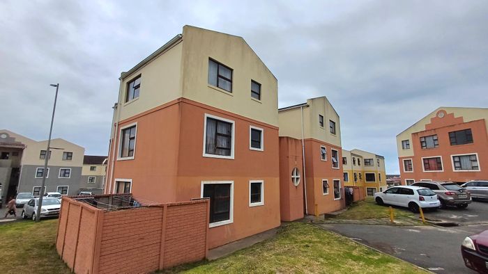 Amalinda Apartment For Sale: 2 bedrooms, updated kitchen, scenic views, secure complex.