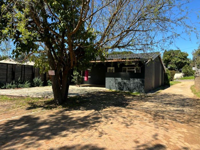 Retail space to rent in Paarl South, featuring ample parking and 24-hour security.