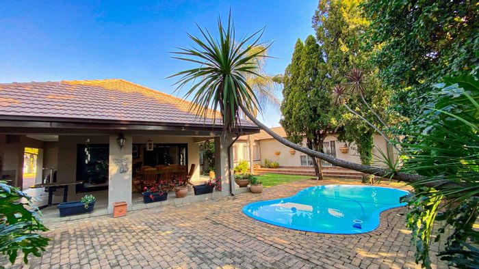 Brackendowns House For Sale: 4 Bedrooms, Pool, Garden, Entertainment Area, Near Schools