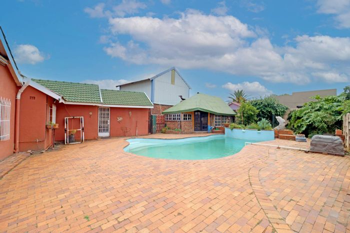 Berton Park House For Sale: 4 Bedrooms, Pool, Dual Access, Workshop & Security.