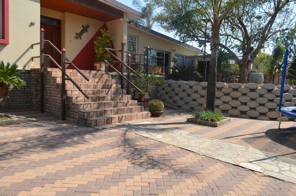 Windhoek, Pionierspark, Neatly interlocked entrance!