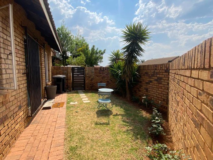 Highveld Townhouse To Rent: 2-bed simplex, garden, secure complex, pet-friendly.