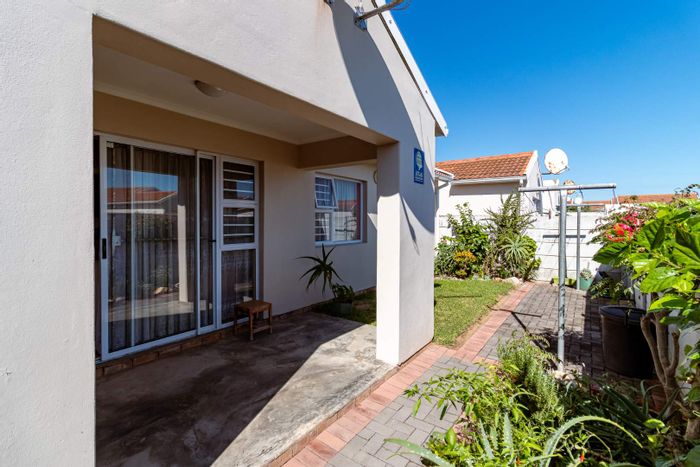 For Sale: Townhouse in Overbaakens with 3 bedrooms, garden, and double garage.