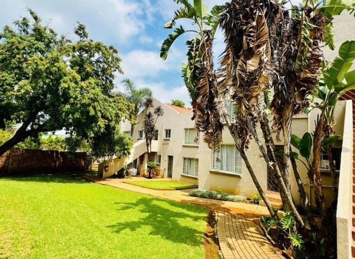 Garsfontein Apartment To Rent: 2 beds, pool, braai area, fiber internet, secure living.