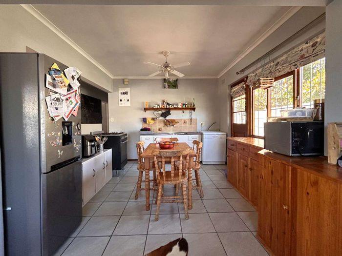 House To Rent in Fish Hoek Central: 3 beds, pool, double garage, open plan living.